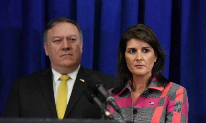 Госсекретарь Майк Помпео и посол США в ООН Никки Хейли выступают перед СМИ в Нью-Йорке 24 сентября 2018 года. (Stephanie Keith/Getty Images)