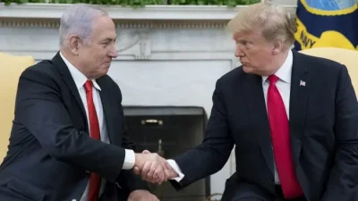 Президент Дональд Трамп и премьер-министр Израиля Биньямин Нетаньяху пожимают друг другу руки в Овальном кабинете Белого дома 25 марта 2019 года. (Michael Reynolds - Pool/Getty Images)