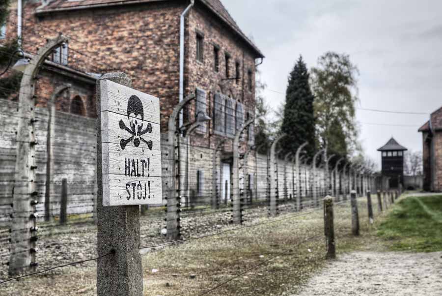 Предупреждающий знак в лагере Освенцим. (Рольф Э. Стаерк/Shutterstock.com)