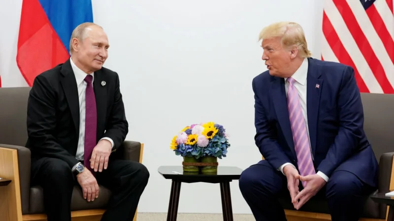 Президент России Владимир Путин и президент США Дональд Трамп беседуют во время двусторонней встречи на саммите лидеров G20 в Осаке, Япония, 28 июня 2019 года. (Kevin Lamarque/Reuters)