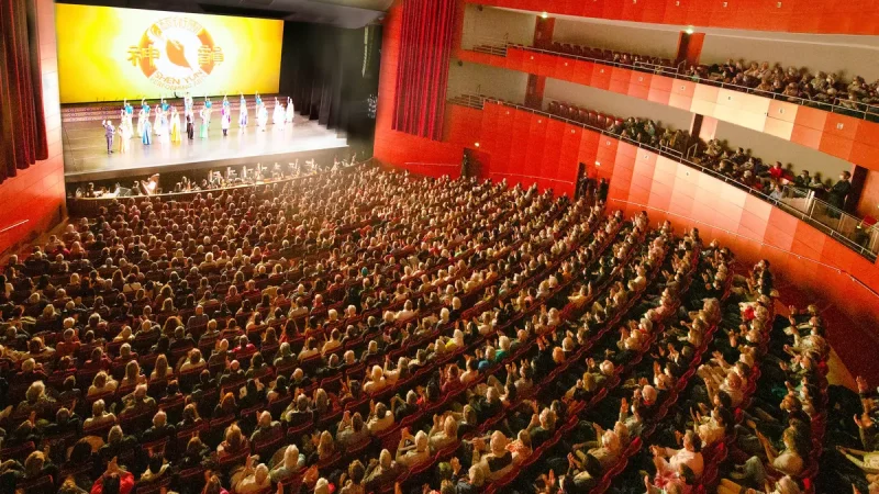 После двухлетнего перерыва из-за пандемии Shen Yun Performing Arts выступает при полном аншлаге в Большом театре Прованса в Экс-ан-Провансе 7 февраля 2022 года. (Zhang Yue/The Epoch Times)