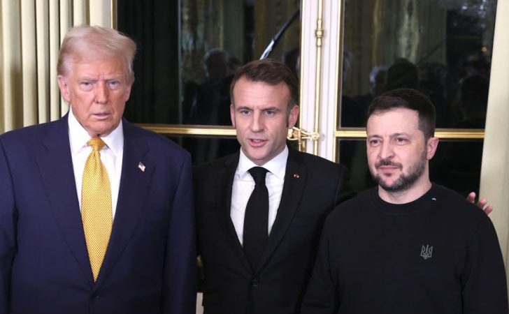  (Слева направо) Избранный президент США Дональд Трамп, президент Франции Эммануэль Макрон и президент Украины Владимир Зеленский в Елисейском дворце 7 декабря 2024 года в Париже, Франция. (Oleg Nikishin/Getty Images) 
