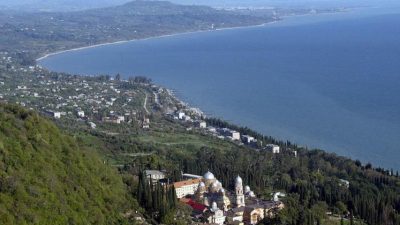 Вид сверху на Новоафонский монастырь и побережье Черного моря в Абхазии.