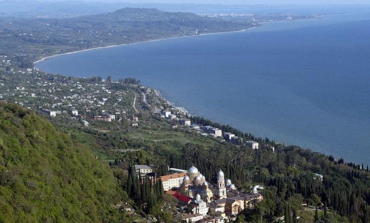 Вид сверху на Новоафонский монастырь и побережье Черного моря в Абхазии.