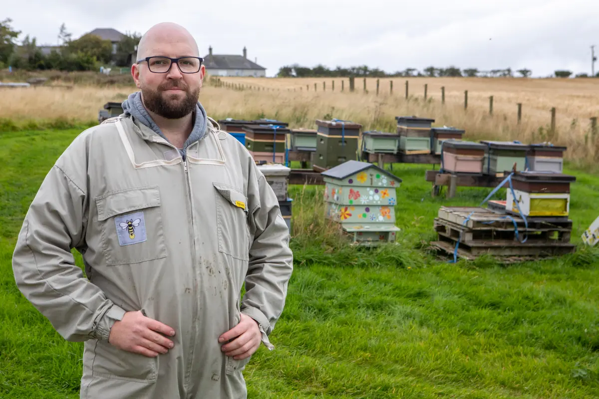 Росс Мейн основал компанию Main’s Apiaries, взяв пчёл из уцелевшего улья своего деда. (SWNS)