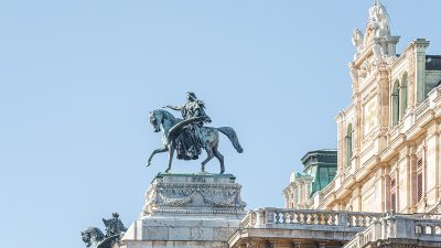 Скульптура богини Музы на крылатом коне Пегасе возвышается над Венской государственной оперой в Вене, Австрия. (Oleg Senkov/Shutterstock)