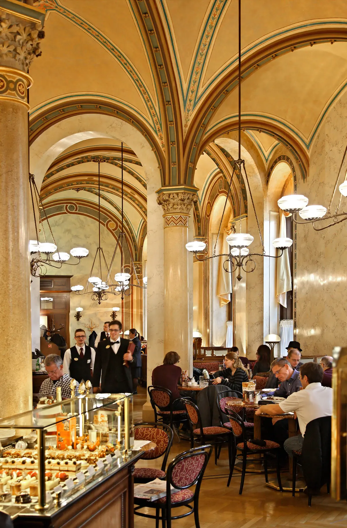 Кафе Cafe Central. (Heracles Kritikos, Andrei Antipov, Cheungjoproduction/Shutterstock)