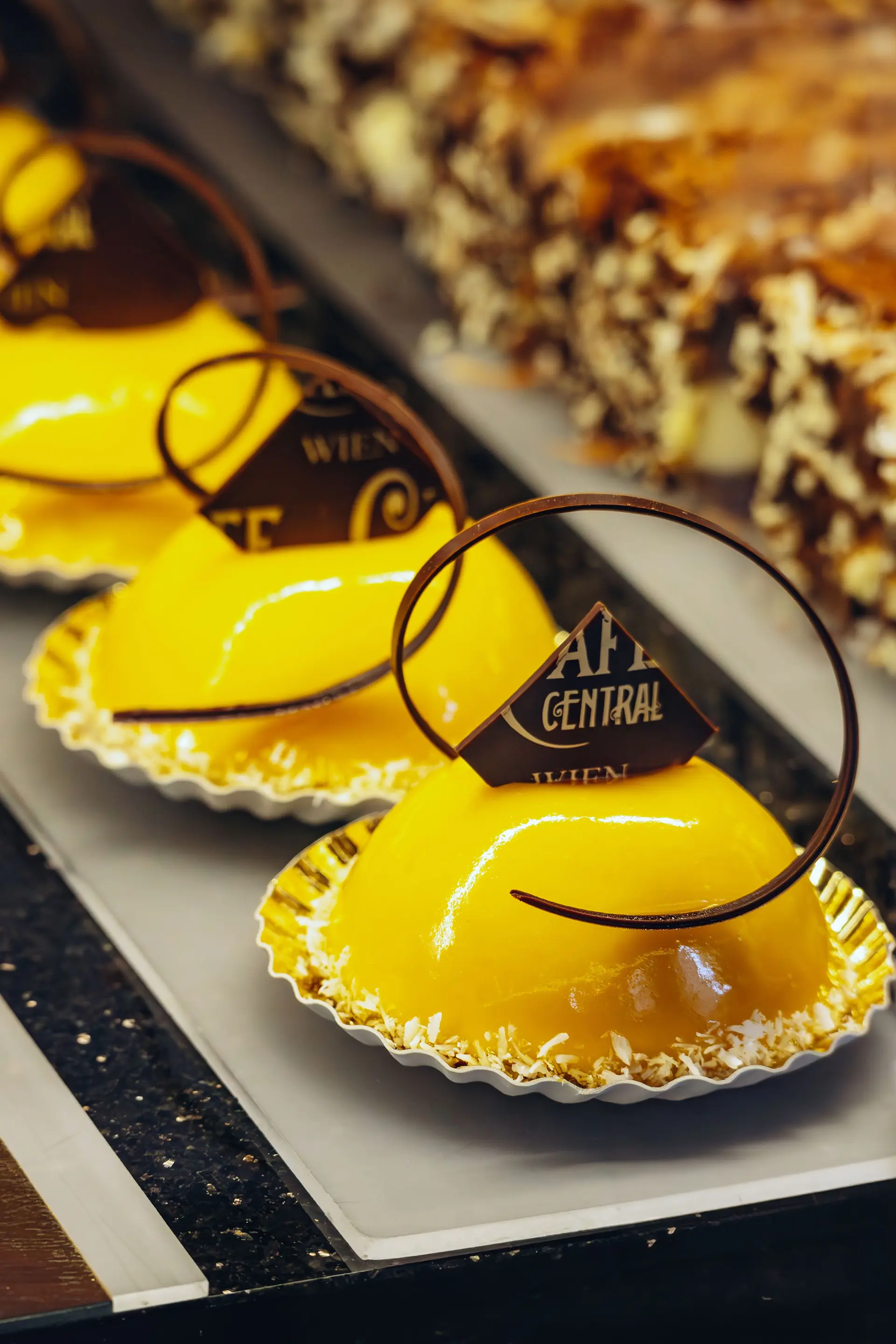 Cafe Central известно своим широким выбором венских кофейных деликатесов и традиционной выпечки. (Heracles Kritikos, Andrei Antipov, Cheungjoproduction/Shutterstock)