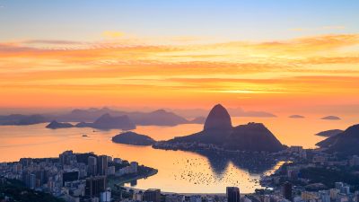 Гора Sugarloaf (Сахарная голова) в Рио-де-Жанейро, Бразилия, возвышается почти на 396 метров над уровнем моря и напоминает колониальную португальскую сахарницу. (Yuri de Mesquita Bar/Getty Images)