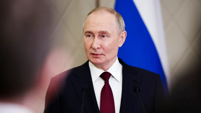 Немецкие СМИ: российский корабль обстрелял немецкий вертолёт сигнальными ракетами Президент России Владимир Путин беседует со СМИ после заседания Организации Договора о коллективной безопасности (ОДКБ) в Астане, Казахстан, 28 ноября 2024 года. (Mikhail Tereshchenko/AFP/Getty Images)