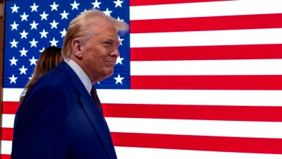 Избранный президент Дональд Трамп выходит на площадку Нью-Йоркской фондовой биржи (NYSE) в Нью-Йорке 12 декабря 2024 года. (Spencer Platt/Getty Images)