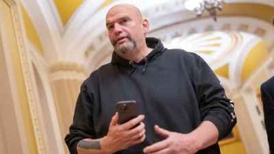 Сенатор США Джон Феттерман направляется в Сенат в Вашингтоне 23 марта 2024 года. (Nathan Howard/Getty Images)