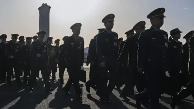 Китайские военные делегаты прибывают на второе пленарное заседание Всекитайского собрания народных представителей в Пекине 8 марта 2024 года. (Kevin Frayer/Getty Images)