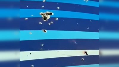 Отверстия в фюзеляже упавшего в Актау самолёта. (Скриншот/Readovka/vk.com)