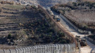Израильские танки идут вдоль забора буферной зоны, отделяющей захваченные Израилем Голанские высоты от остальной Сирии, 8 декабря 2024 года. (JALAA MAREY/AFP via Getty Images)