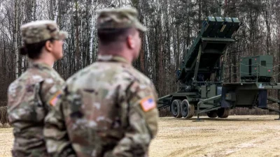 Американские солдаты стоят рядом с зенитно-ракетными комплексами «Пэтриот» 37-й ракетной эскадрильи противовоздушной обороны 3-й Варшавской ракетной бригады противовоздушной обороны в Сохачеве, Польша, 18 декабря 2024 г. (Wojtek Radwanski/AFP via Getty Images)