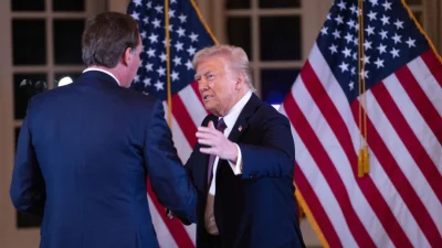 Избранный президент Дональд Трамп приветствует гостей по прибытии на встречу с губернаторами-республиканцами в клубе Mar-a-Lago в Палм-Бич, штат Флорида, 9 января 2025 года. (Scott Olson/Getty Images)