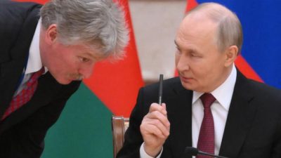 Официальный представитель Кремля Дмитрий Песков (слева) и президент РФ Владимир Путин. (GRIGORY SYSOYEV/POOL/AFP via Getty Images)