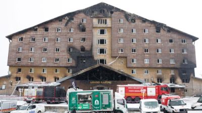 Отель после пожара на горнолыжном курорте Карталкая, Турция, 22 января 2025 года. (ADEM ALTAN/AFP via Getty Images)