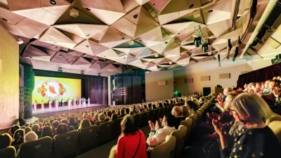 Shen Yun выступает при полном аншлаге в театре «Дайлес» в Риге, столице Латвии, 7 января 2025 года.  (Zhentong Zhang/The Epoch Times)