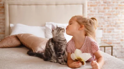 Дети, которые растут с домашними животными, менее склонны к развитию аллергии. (PhotoSunnyDays/Shutterstock)