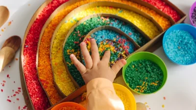 Развивающие игрушки отлично подходят для обучения ребенка. (Igisheva Maria/Shutterstock)