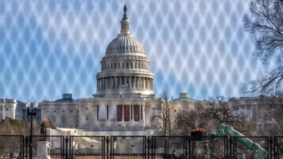 Здание Капитолия США видно через ограждение на Национальной аллее в Вашингтоне 5 января 2025 года в преддверии сертификации результатов президентских выборов 2024 года в Конгрессе 6 января 2025 года. (Allison Robbert/AFP)