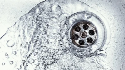 Воду и другие нежирные жидкости можно сливать в канализацию. (winnond/Shutterstock)