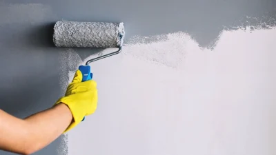 Максимально используйте дополнительное время в помещении, занимаясь простыми делами, например, покраской. (Berezko/Getty Images/iStockphoto/TCA)
