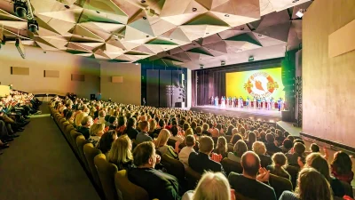 5 января 2025 года Труппа Shen Yun выступила перед полным залом в театре «Дайлес» в Риге, столице Латвии. (Zhentong Zhang/The Epoch Times)