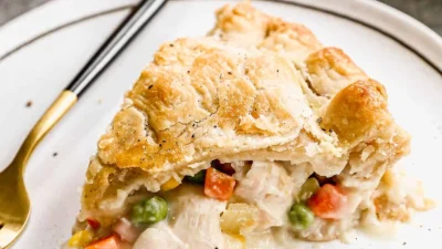 Этот традиционный рецепт куриного пирога с овощами прост в приготовлении. (Lauren Allen)
