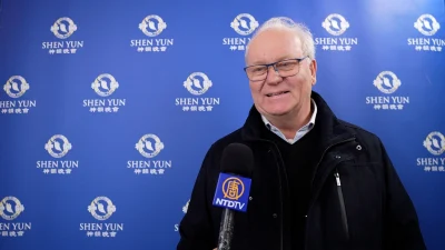 Андре Риннер наслаждается представлением Shen Yun в Страсбурге, Франция, во вторник, 21 января 2025 года. (NTD)