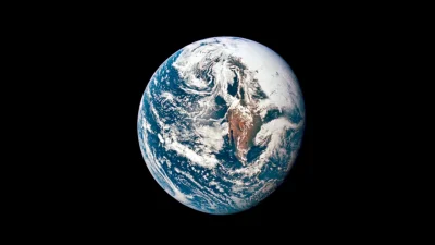 На фотографии, сделанной с космического корабля «Аполлон-10» во время его полёта к Луне 18 мая 1969 года, видна Земля с расстояния 58 тыс. км. (NASA via AP)