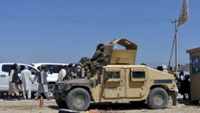 Члены «Талибана» * ожидают въезда на бывшую военную базу США, чтобы отпраздновать первую годовщину вывода войск США из Афганистана, в Баграме, Афганистан, 31 августа 2022 года. (Ahmad Sahel Arman/AFP via Getty Images)