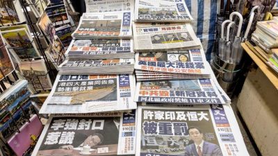 Газеты гонконгского издания The Epoch Times, выставленные на продажу в газетном киоске в Гонконге 14 августа 2024 года. (Adrian Yu/The Epoch Times)
