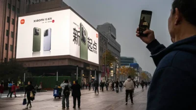 Реклама китайского производителя смартфонов Xiaomi на здании в популярном торговом районе Пекина, Китай, 8 ноября 2024 года. (Kevin Frayer/Getty Images)