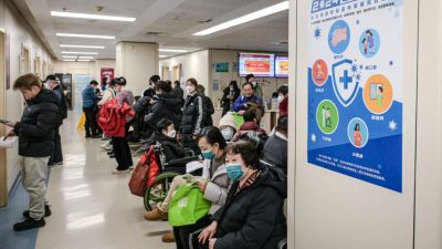 Люди в масках ждут своей очереди в амбулаторном отделении респираторного отделения больницы в Пекине 8 января 2025 года. (Jade Gao/AFP via Getty Images)