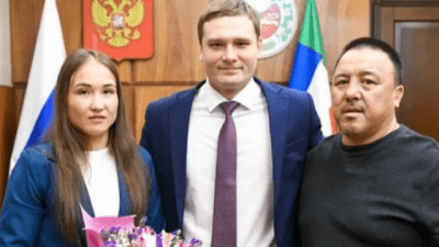 Чемпионка России по женской борьбе Наталья Малышева, глава Республики Хакасия Валентин Коновалов и тренер спортсменки Леонид Чучунов. (Валентин Коновалов/tme)