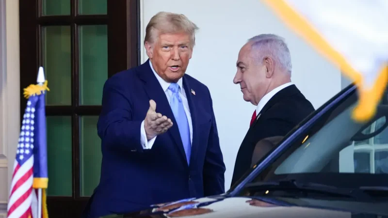 Президент Дональд Трамп приветствует премьер-министра Израиля Биньямина Нетаньяху в Белом доме в Вашингтоне 4 февраля 2025 года. (Madalina Vasiliu/The Epoch Times)