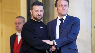Президент Франции Эммануэль Макрон приветствует президента Украины Владимира Зеленского в Елисейском дворце в Париже 14 мая 2023 года. (Michel Euler/AP Photo)