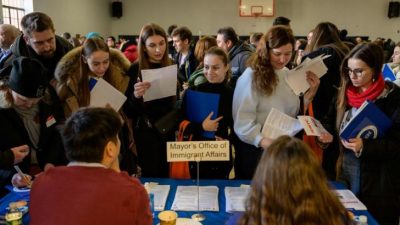  Украинские беженцы на ярмарке вакансий в бруклинском районе Нью-Йорка, 1 февраля 2023 года, США. (ANGELA WEISS/AFP via Getty Images)