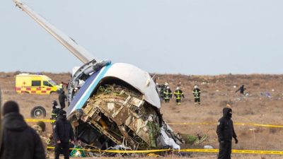 Крушение пассажирского самолёта авиакомпании Azerbaijan Airlines под Актау, 25 декабря 2024 года.
(ISSA TAZHENBAYEV/AFP via Getty Images)
