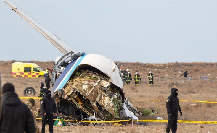 Крушение пассажирского самолёта авиакомпании Azerbaijan Airlines под Актау, 25 декабря 2024 года.
(ISSA TAZHENBAYEV/AFP via Getty Images)