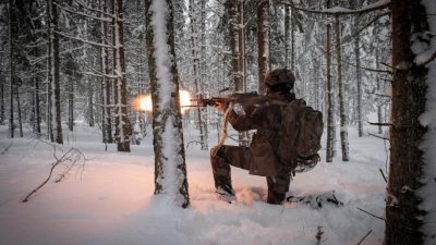 Французский солдат принимает участие в крупных учениях в рамках «усиленного передового присутствия» (EFP) НАТО в Польше и странах Балтии — Эстонии, Латвии и Литве — в эстонском военном лагере Тапа недалеко от Раквере, Эстония, 5 февраля 2022 года. (Alain Jocard/AFP via Getty Images)