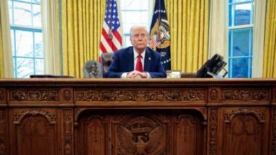 Президент Дональд Трамп беседует с журналистами за столом в Овальном кабинете Белого дома 30 января 2025 года. (Chip Somodevilla/Getty Images)
