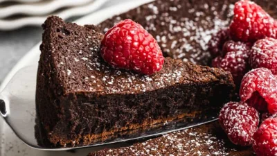 Наш любимый сытный и пышный шоколадный торт без муки приготовить проще простого, и он не содержит глютена. (Lauren Allen)