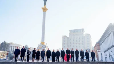 (Слева направо) Генеральный секретарь ОБСЕ Феридун Синирлиоглу, премьер-министр Испании Педро Санчес, премьер-министр Исландии Криструн Мьолль Фростадоттир, премьер-министр Дании Метте Фредериксен, президент Европейской комиссии Урсула фон дер Ляйен, президент Европейского совета Антонио Коста, президент Латвии Эдгарс Ринкевич, первая леди Украины Елена Зеленская, президент Украины Владимир Зеленский, президент Финляндии Александр Стубб, президент Литвы Гитанас Науседа, премьер-министр Канады Джастин Трюдо, президент Эстонии Кристен Михал, премьер-министр Норвегии Йонас Гарстор, премьер-министр Швеции Ульф Кристерссон и делегат Франции по делам Европы Бенджамин Хаддад стоят в знак уважения во время церемонии, посвящённой третьей годовщине СВО, на площади Независимости в Киеве, Украина, 24 февраля 2025 года. (Javad Parsa/NTB/AFP via Getty Images)