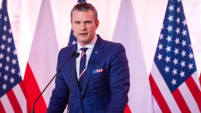 Министр обороны США Пит Хегсет выступает на совместной пресс-конференции со своим польским коллегой после их встречи в штаб-квартире Министерства обороны в Варшаве 14 февраля 2025 года. (Wojtek Radwanski/AFP via Getty Images)