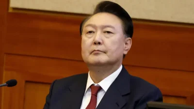 Президент Южной Кореи Юн Сок Ёль на четвёртом слушании по делу о его импичменте в связи с кратковременным введением военного положения в Конституционном суде в Сеуле, Южная Корея, 23 января 2025 года. (Joen Heon-Kyun/via Reuters)