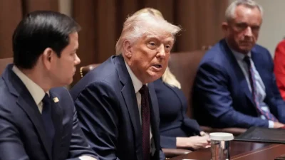 Президент Дональд Трамп выступает с речью вместе с госсекретарём Марко Рубио и министром здравоохранения и социальных служб Робертом Ф. Кеннеди-младшим во время заседания Кабинета министров в Белом доме 24 марта 2025 года. (Win McNamee/Getty Images)